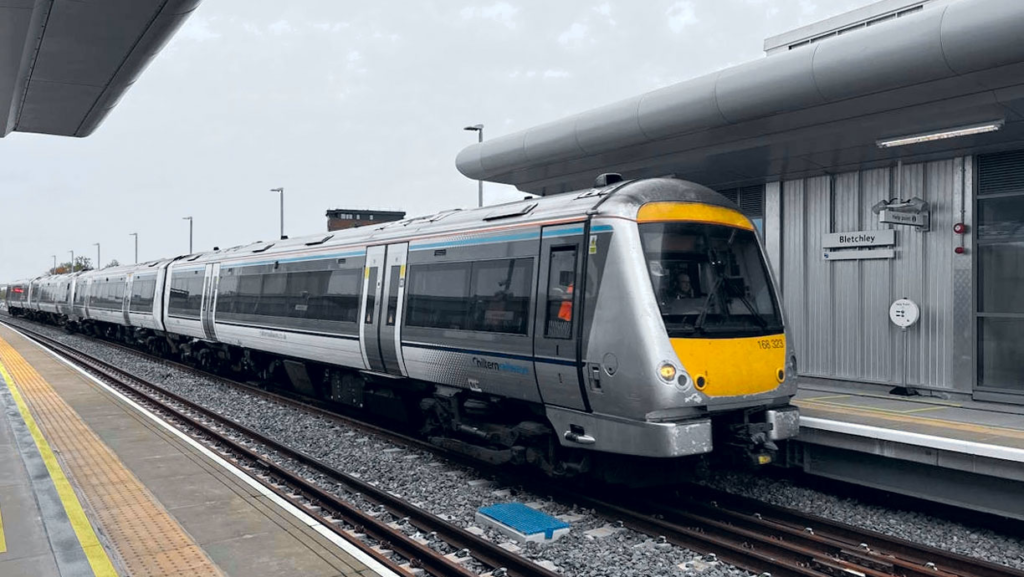 Chiltern Railways East West Rail secures a major transport contract in Britain. The company will operate services linking Oxford, Bletchley, and Milton Keynes by late 2025.