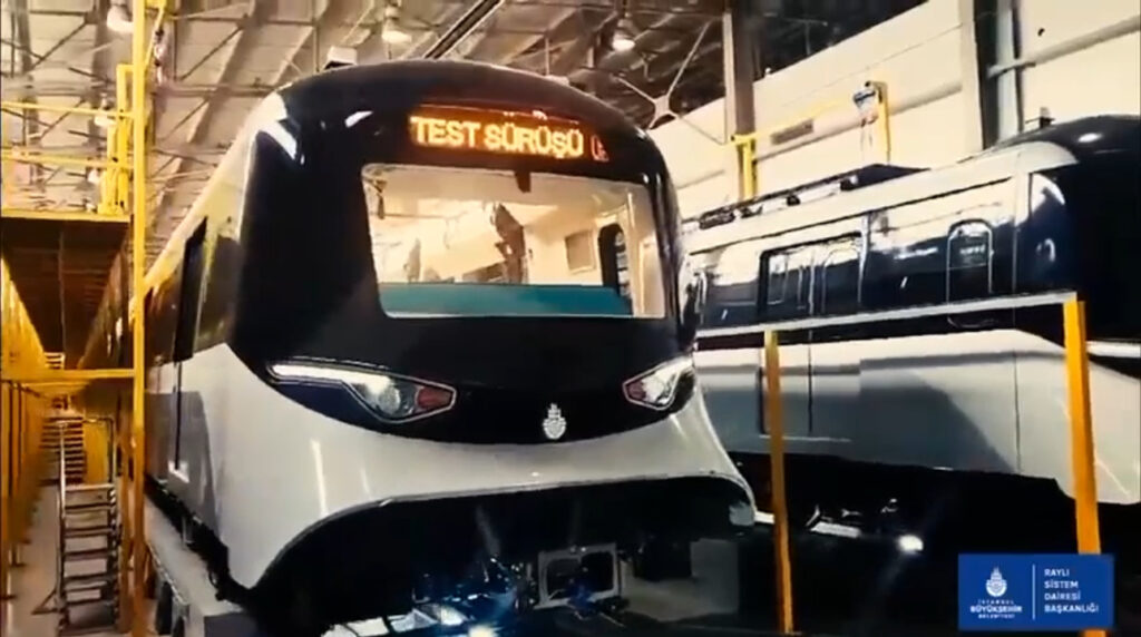 Компания Hyundai Rotem готовит беспилотные поезда Стамбула на заводе Eurotem в Адзапари. Столичный муниципалитет показал видео сборки новых составов для метро Компания Hyundai Rotem готовит беспилотные поезда Стамбула на заводе Eurotem в Адзапари. Столичный муниципалитет показал видео сборки новых составов для метро