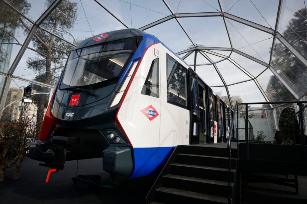 У Мадриді компанія CAF показала автоматизований поїзд метро платформи Inneo на площі. Повнорозмірний головний вагон демонструють на Пласа-де-Колон до кінця квітня У Мадриді компанія CAF показала автоматизований поїзд метро платформи Inneo на площі. Повнорозмірний головний вагон демонструють на Пласа-де-Колон до кінця квітня