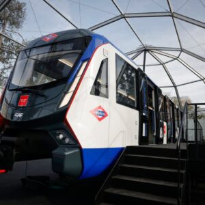 В Мадриде компания CAF показала автоматизированный поезд метро платформы Inneo на площади. Полноразмерный головной вагон демонстрируют на Пласа-де-Колон до конца апреля.