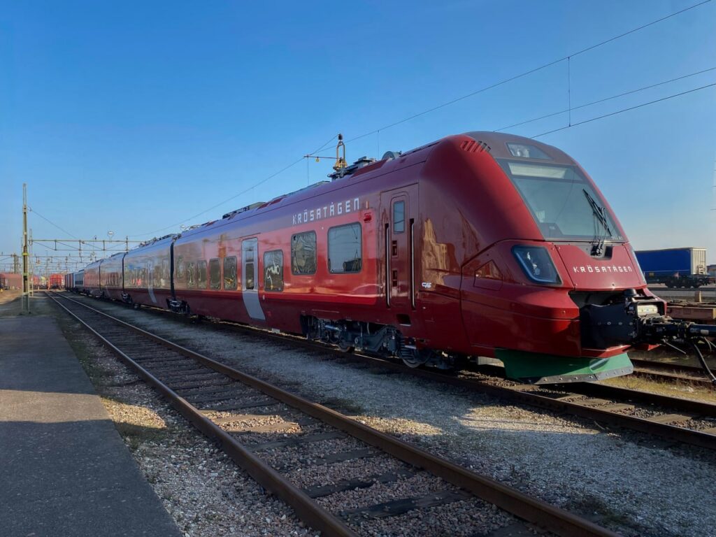 Компания CAF доставила первый поезд Civity Nordic в Швецию для тестов. Состав прибыл из испанского Беасайна в депо Несшё Компания CAF доставила первый поезд Civity Nordic в Швецию для тестов. Состав прибыл из испанского Беасайна в депо Несшё