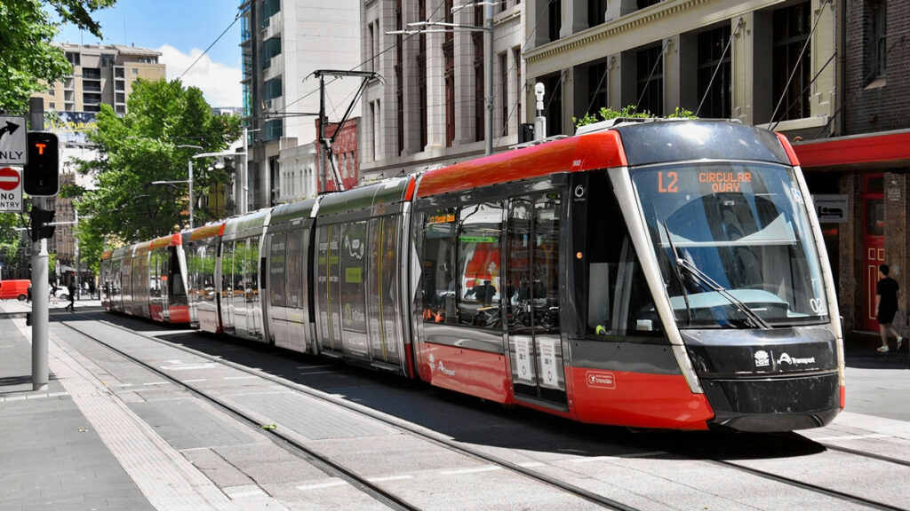 Трамваї Сіднея обслужили понад 150 мільйонів пасажирів до березня 2025 року. Чотири лінії загальною протяжністю 48,8 кілометра працюють у столиці штату Новий Південний Уельс, і їхня популярність зростає. Трамваї Сіднея обслужили понад 150 мільйонів пасажирів до березня 2025 року. Чотири лінії загальною протяжністю 48,8 кілометра працюють у столиці штату Новий Південний Уельс, і їхня популярність зростає.