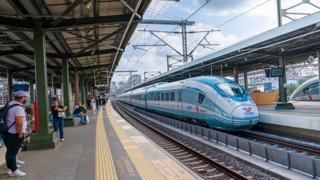 Transport Minister Abdulkadir Uraloğlu announced that Türkiye’s rail systems carried nearly 2.9 million passengers. Transport Minister Abdulkadir Uraloğlu announced that Türkiye’s rail systems carried nearly 2.9 million passengers.