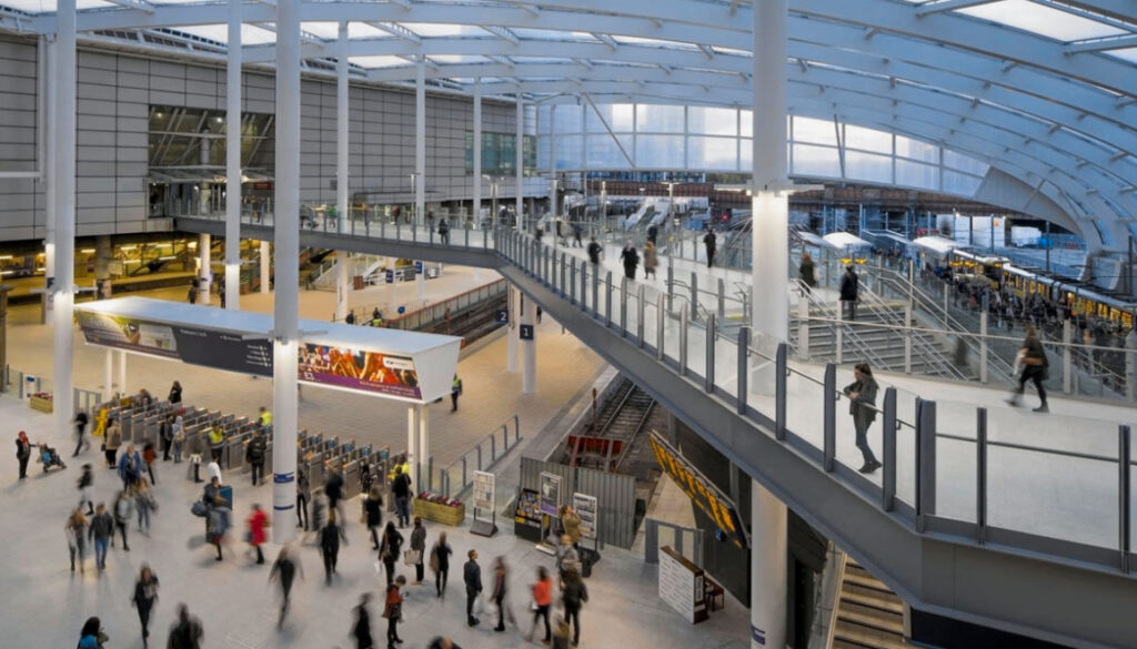 Транспорт Великого Манчестера активно інтегрує приміські поїзди з системою Bee Network для зручності пасажирів Транспорт Великого Манчестера активно інтегрує приміські поїзди з системою Bee Network для зручності пасажирів