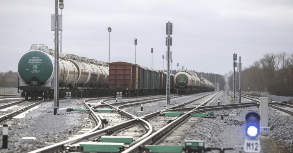 Латвійська залізниця розпочинає об’єднання дочірніх структур. Концерн має намір консолідувати LDz Cargo, LDz ritošā sastāva serviss і LDz loģistika для скорочення витрат Латвійська залізниця розпочинає об’єднання дочірніх структур. Концерн має намір консолідувати LDz Cargo, LDz ritošā sastāva serviss і LDz loģistika для скорочення витрат