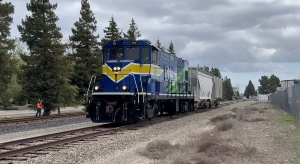 In West Sacramento, testing of a shunting locomotive powered by hydrogen-battery traction has been completed In West Sacramento, testing of a shunting locomotive powered by hydrogen-battery traction has been completed