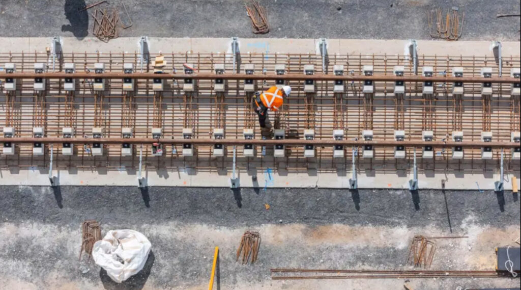 The Sydney Metro – Western Sydney International Airport line is advancing rapidly. The first tracks have been laid at Luddenham, marking a key milestone in the project