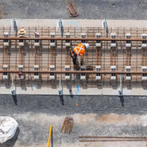 The Sydney Metro – Western Sydney International Airport line is advancing rapidly. The first tracks have been laid at Luddenham, marking a key milestone in the project