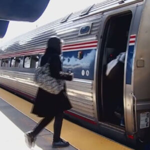 Plans to expand Amtrak service from Milwaukee to Green Bay are advancing, with a clear path toward completion despite initial setbacks.