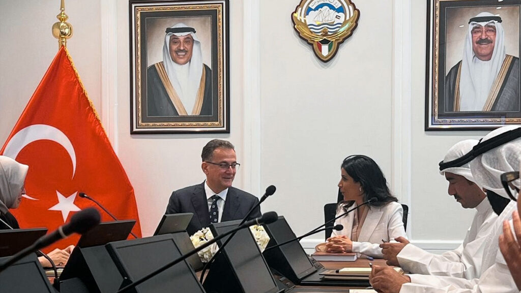 Кувейт подписал контракт с турецкой компанией на $8,1 млн на проектирование участка железной дороги GCC, протяжённостью 111 км от Шададии до Нувайсиба Кувейт подписал контракт с турецкой компанией на $8,1 млн на проектирование участка железной дороги GCC, протяжённостью 111 км от Шададии до Нувайсиба