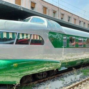 Arlecchino, легендарный поезд 1960-х годов, вновь появился на железных дорогах Италии благодаря усилиям модного дома Prada и фонда Fondazione FS Italiane.