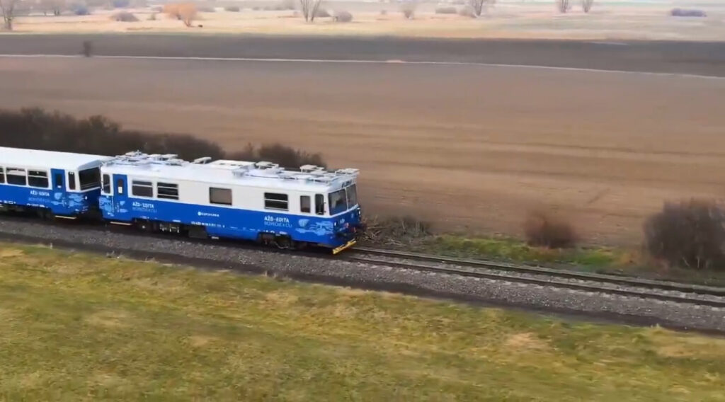 Чехія розпочала випробування автономного рейкового автобуса на маршруті Копідлно–Дольні-Боусов, що стало важливою віхою в розвитку сучасного залізничного транспорту Чехія розпочала випробування автономного рейкового автобуса на маршруті Копідлно–Дольні-Боусов, що стало важливою віхою в розвитку сучасного залізничного транспорту