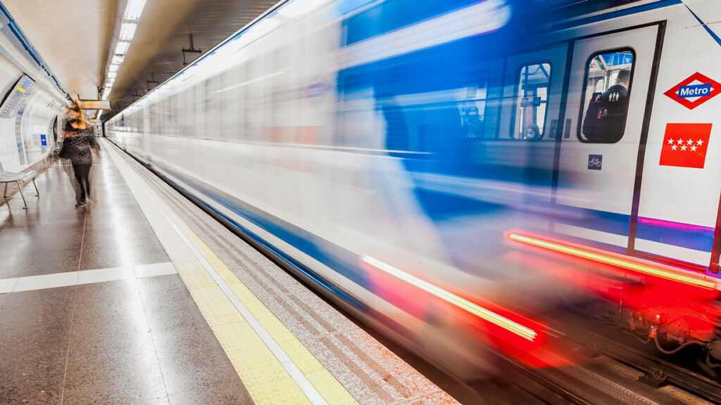The operators of the Delhi Metro (Delhi Metro Rail, DMRC) and Madrid Metro (Metro de Madrid) have signed an agreement to exchange expertise in the field of parcel delivery using metro systems The operators of the Delhi Metro (Delhi Metro Rail, DMRC) and Madrid Metro (Metro de Madrid) have signed an agreement to exchange expertise in the field of parcel delivery using metro systems