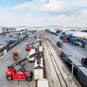 Китай активно увеличивает объем железнодорожных перевозок, достигнув в первом квартале 2025 года показателя в 970 миллионов тонн, что отражает рост как внутренней, так и внешней логистики