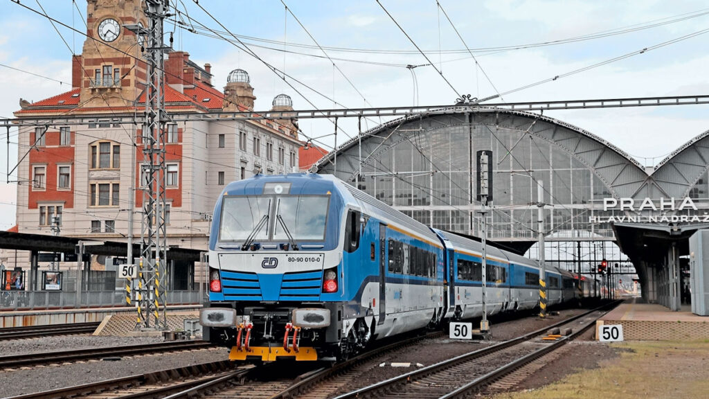 В Чехии началась опытная эксплуатация инновационных поездов ComfortJet, которые с 15 апреля курсируют по маршруту Прага — Острава — Богумин. В Чехии началась опытная эксплуатация инновационных поездов ComfortJet, которые с 15 апреля курсируют по маршруту Прага — Острава — Богумин.