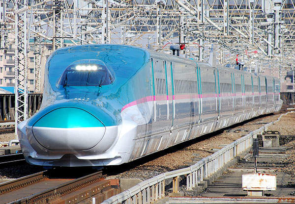 Японія передасть Індії два швидкісні поїзди Shinkansen моделей E5 та E3 для випробувань нової високошвидкісної магістралі Мумбаї — Ахмедабад. Японія передасть Індії два швидкісні поїзди Shinkansen моделей E5 та E3 для випробувань нової високошвидкісної магістралі Мумбаї — Ахмедабад.