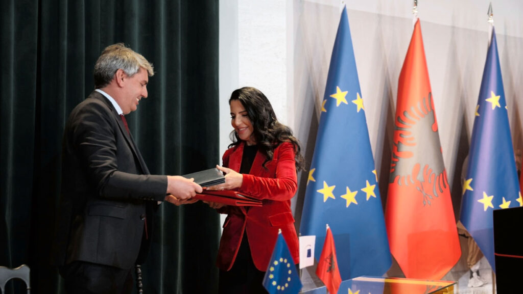 The Albanian authorities signed an agreement with the EIB and EBRD for the modernization of a key railway section between Durrës and Rrogozhina as part of European transportation integration The Albanian authorities signed an agreement with the EIB and EBRD for the modernization of a key railway section between Durrës and Rrogozhina as part of European transportation integration