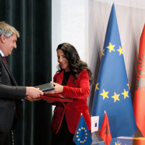 Влада Албанії підписала угоду з ЄІБ та ЄБРР про модернізацію ключового залізничного відрізка між Дурресом та Рогожиною в рамках європейської транспортної інтеграції