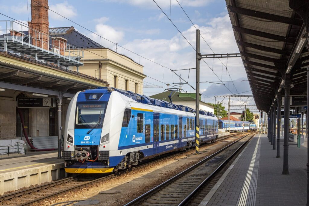 Чехия объявила крупнейший в своей истории тендер на закупку 133 электропоездов с последующим техническим обслуживанием, общая стоимость которого составляет $3,3 млрд Чехия объявила крупнейший в своей истории тендер на закупку 133 электропоездов с последующим техническим обслуживанием, общая стоимость которого составляет $3,3 млрд