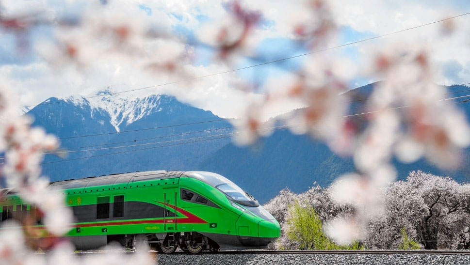 В первом квартале 2025 года железные дороги Китая достигли нового рекорда по объему пассажирских перевозок, перевезя более 1 миллиарда человек. В первом квартале 2025 года железные дороги Китая достигли нового рекорда по объему пассажирских перевозок, перевезя более 1 миллиарда человек.