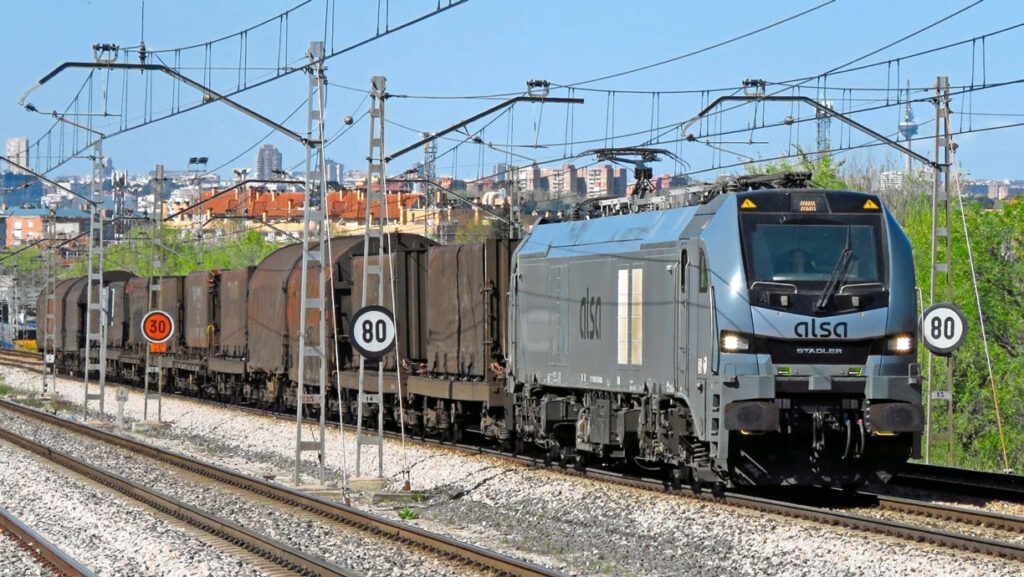 Компанія ALSA Rail ввела в експлуатацію перший двосистемний електровоз Euro6000, виробництва Stadler, призначений для вантажоперевезень між Астурією та іншими регіонами Іспанії Компанія ALSA Rail ввела в експлуатацію перший двосистемний електровоз Euro6000, виробництва Stadler, призначений для вантажоперевезень між Астурією та іншими регіонами Іспанії