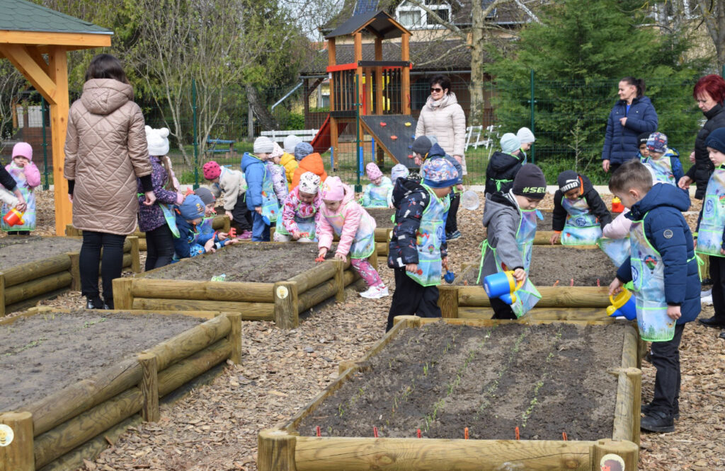 Компания EWG открыла новый ботанический сад в венгерском городе Феньеслитке, продемонстрировав вклад в экологическое развитие и устойчивое будущее региона. Компания EWG открыла новый ботанический сад в венгерском городе Феньеслитке, продемонстрировав вклад в экологическое развитие и устойчивое будущее региона.