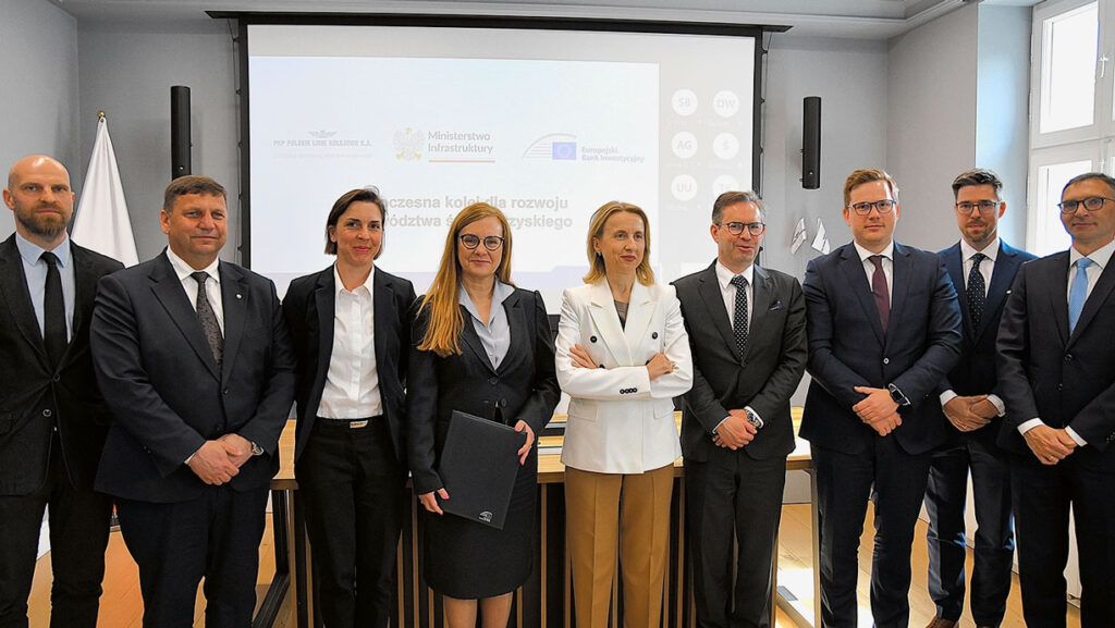 Европейский инвестиционный банк (EIB) и польский оператор железнодорожной инфраструктуры PKP Polskie Linie Kolejowe (PKP PLK) подписали соглашение о кредите на сумму €450 миллионов Европейский инвестиционный банк (EIB) и польский оператор железнодорожной инфраструктуры PKP Polskie Linie Kolejowe (PKP PLK) подписали соглашение о кредите на сумму €450 миллионов