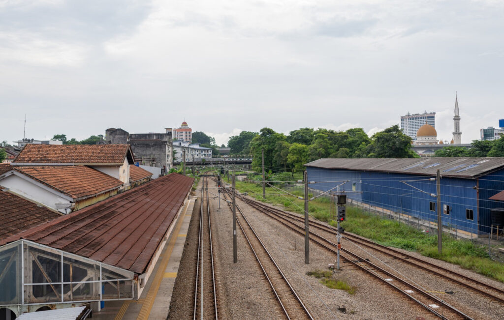 YTL Communications, a prominent Malaysian mobile network provider, has secured a contract to deploy a 1,600km fiber optic network along Malaysia’s railways, from Perlis to Johor and Kelantan