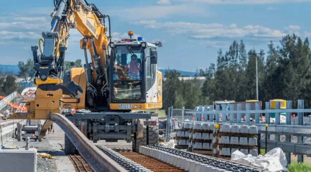 Группа Webuild завершила укладку первого километра пути на новой линии Western Sydney Airport Metro, ставшей важным этапом развития транспортной инфраструктуры Сиднея Группа Webuild завершила укладку первого километра пути на новой линии Western Sydney Airport Metro, ставшей важным этапом развития транспортной инфраструктуры Сиднея