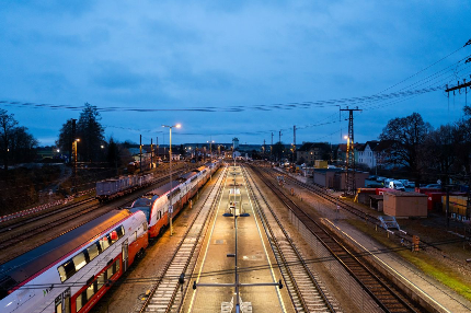 PJM розширив свої послуги, розпочавши детальне тестування пантографів на двоповерхових поїздах Stadler KISS, використовуючи синхронні вимірювальні системи на кількох залізничних ділянках в Австрії PJM розширив свої послуги, розпочавши детальне тестування пантографів на двоповерхових поїздах Stadler KISS, використовуючи синхронні вимірювальні системи на кількох залізничних ділянках в Австрії