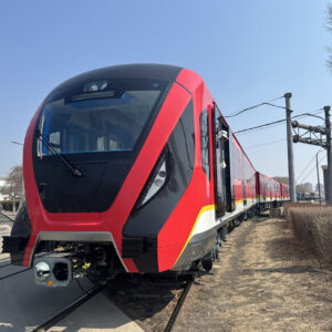 Перший поїзд Bogotá Metro, зібраний у Китаї, розпочав динамічні випробування в місті Чанчунь. Доставку до Колумбії заплановано на кінець вересня.