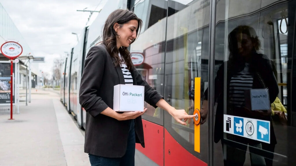 У Відні стартував проєкт Öffi-Packerl, у межах якого доставку посилок виконують не кур’єри, а пасажири трамваїв, що допомагає знизити викиди та навантаження на інфраструктуру. У Відні стартував проєкт Öffi-Packerl, у межах якого доставку посилок виконують не кур’єри, а пасажири трамваїв, що допомагає знизити викиди та навантаження на інфраструктуру.