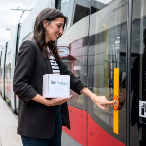 В Вене началось тестирование проекта Öffi-Packerl, при котором доставку посылок вместо курьеров выполняют пассажиры городских трамваев, снижая выбросы и транспортную нагрузку