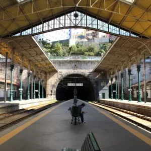 The national rail strike in Portugal entered its second day with 100% worker participation, again disrupting train services and forcing CP to confront mounting pressure from unions and the traveling public