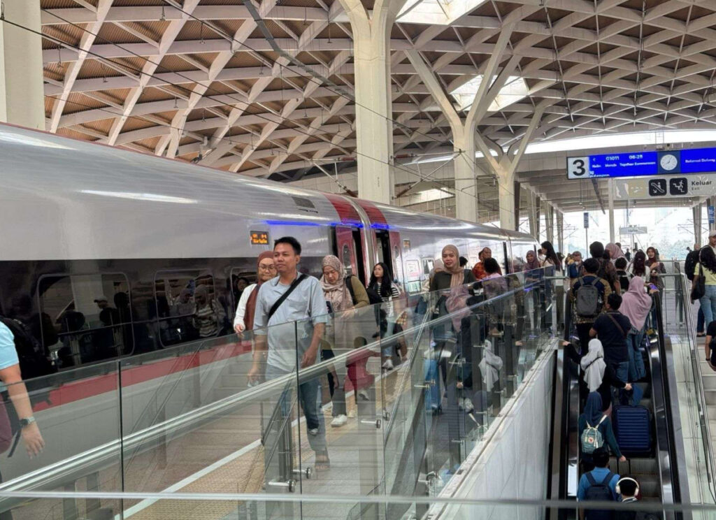 Whoosh high-speed rail transported 25,316 passengers on Saturday, May 10, 2025, setting a new daily record during the extended Vesak holiday weekend.