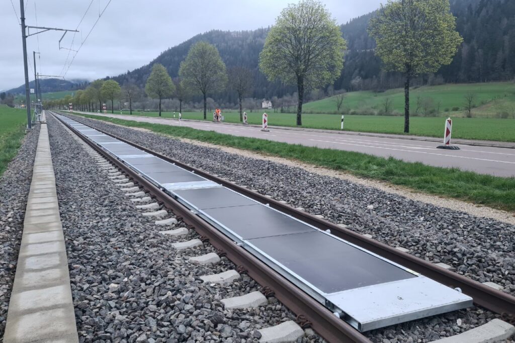 Swiss startup Sun-Ways has launched a pilot project to install solar panels between railway tracks near Neuchâtel, aiming to produce 16,000 kWh of clean energy annually for the local power grid. Swiss startup Sun-Ways has launched a pilot project to install solar panels between railway tracks near Neuchâtel, aiming to produce 16,000 kWh of clean energy annually for the local power grid.