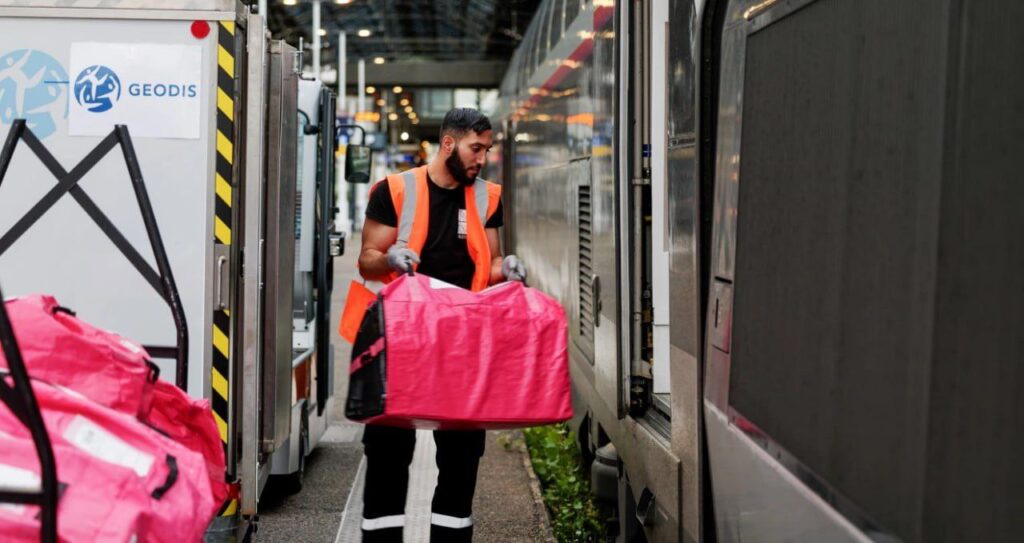 Amazon has started shipping parcels on high-speed TGV trains between Paris and Lyon, aiming to send over 500,000 items in 2025, or about 1,500 packages each day. Amazon has started shipping parcels on high-speed TGV trains between Paris and Lyon, aiming to send over 500,000 items in 2025, or about 1,500 packages each day.