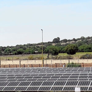 Alstom has installed 1,080 photovoltaic panels at its Ciudad Sahagún plant in Mexico, aiming to cut electricity costs and boost clean energy use amid a volatile global energy market.