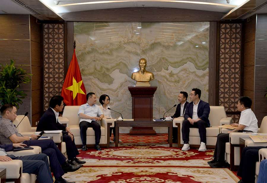 Vietnam plans to assess a $60 billion proposal for a high-speed railway connecting Hanoi and Ho Chi Minh City, targeting completion by 2030, five years earlier than previously scheduled. Vietnam plans to assess a $60 billion proposal for a high-speed railway connecting Hanoi and Ho Chi Minh City, targeting completion by 2030, five years earlier than previously scheduled.