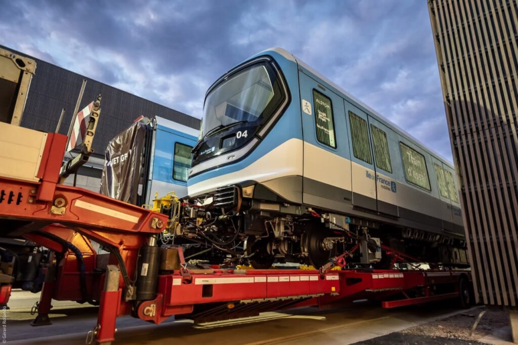 Alstom приступил к испытаниям беспилотного поезда метро, который будет курсировать по новой линии 18 и соединит Орли с Версалем в агломерации Парижа Alstom приступил к испытаниям беспилотного поезда метро, который будет курсировать по новой линии 18 и соединит Орли с Версалем в агломерации Парижа