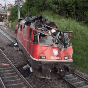 У Швейцарії локомотив врізався в екскаватор під час колійних робіт у місті Санкт-Галлен, внаслідок чого двоє працівників зазнали серйозних травм і потрапили до лікарні