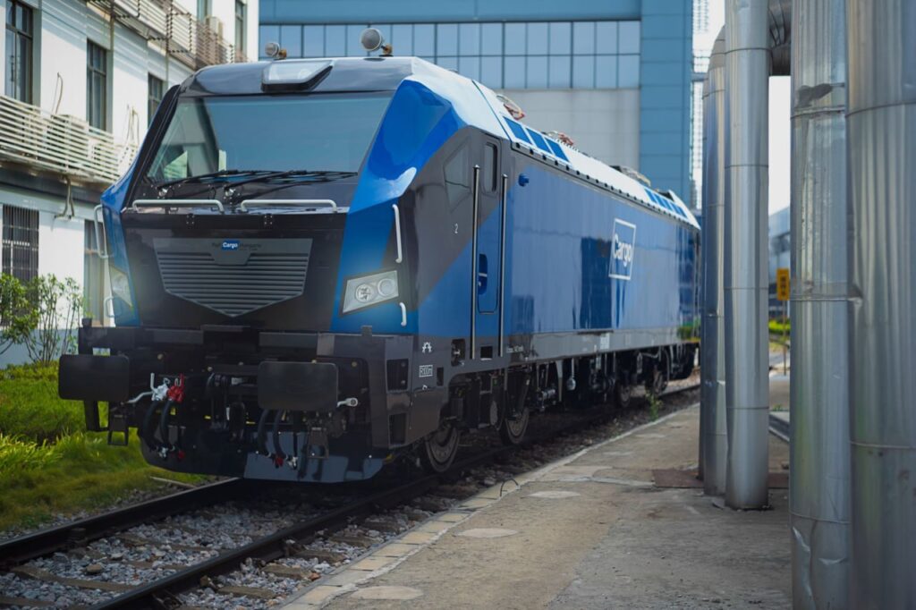 Hungary successfully tested a CRRC mainline locomotive that hauled a 2,200-ton train using only lithium battery power in autonomous mode Hungary successfully tested a CRRC mainline locomotive that hauled a 2,200-ton train using only lithium battery power in autonomous mode
