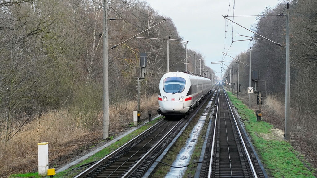 Реконструкція магістралі Берлін — Гамбург відбудеться без впровадження ETCS, оскільки Deutsche Bahn змінила технічний підхід до оновлення лінії. Реконструкція магістралі Берлін — Гамбург відбудеться без впровадження ETCS, оскільки Deutsche Bahn змінила технічний підхід до оновлення лінії.