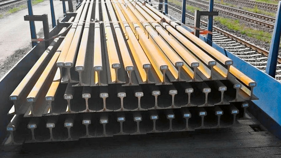 PKP CARGO налагодила поставки рейок до Швеції за маршрутом північ — південь, використовуючи залізнично-морську схему без проміжного перевантаження. Це дозволило прискорити доставку та знизити логістичні витрати PKP CARGO налагодила поставки рейок до Швеції за маршрутом північ — південь, використовуючи залізнично-морську схему без проміжного перевантаження. Це дозволило прискорити доставку та знизити логістичні витрати