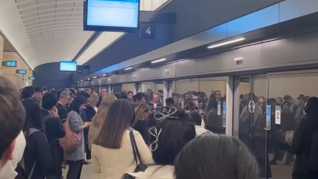 A sudden mechanical fault disrupted Sydney Metro during Tuesday’s peak hour, trapping a train near Barangaroo Station and delaying citywide services. A sudden mechanical fault disrupted Sydney Metro during Tuesday’s peak hour, trapping a train near Barangaroo Station and delaying citywide services.