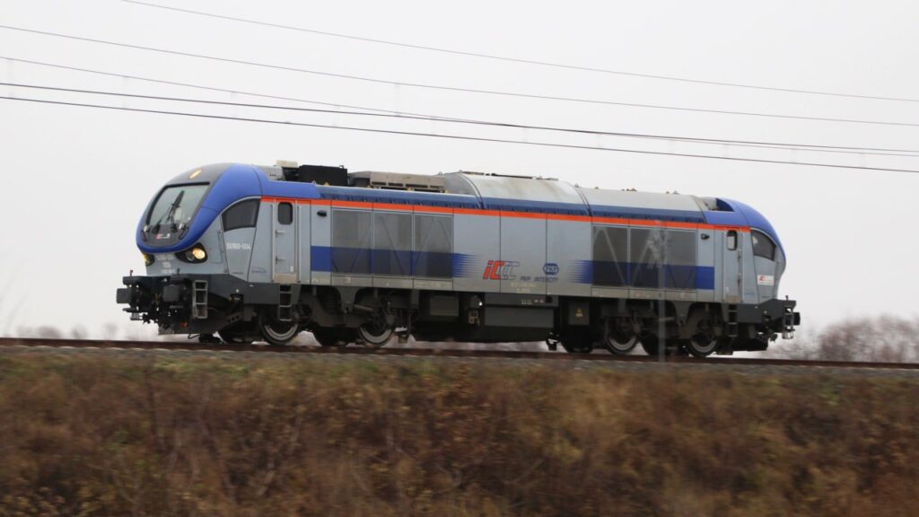Pesa has signed a $7.5 million contract with PKP Intercity to carry out a major overhaul of eight diesel engines used in the Gama SU160 locomotive series.