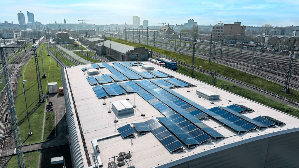 Железные дороги Германии внедрили инновации в депо ICE в Лейпциге, установив солнечные панели и аккумуляторный накопитель для покрытия четверти энергопотребления и сокращения расходов на $92,000 в год Железные дороги Германии внедрили инновации в депо ICE в Лейпциге, установив солнечные панели и аккумуляторный накопитель для покрытия четверти энергопотребления и сокращения расходов на $92,000 в год