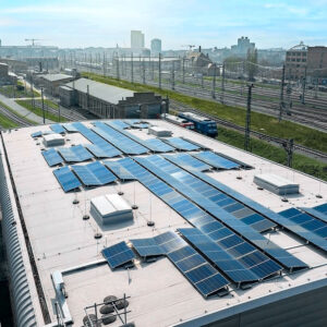 Железные дороги Германии внедрили инновации в депо ICE в Лейпциге, установив солнечные панели и аккумуляторный накопитель для покрытия четверти энергопотребления и сокращения расходов на $92,000 в год