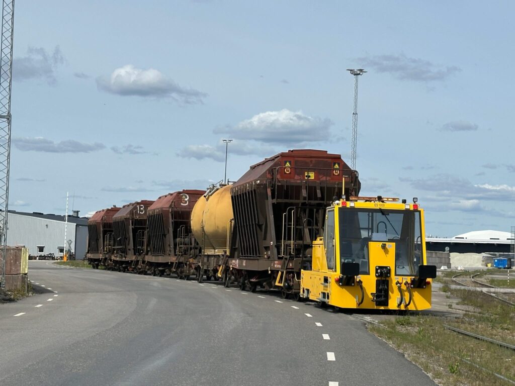 The ES1000 locomotive by Express Service has started operating at Sweden’s oldest glass factory, showcasing efficiency and eco-friendly shunting The ES1000 locomotive by Express Service has started operating at Sweden’s oldest glass factory, showcasing efficiency and eco-friendly shunting