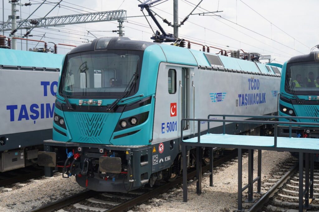 Турция начала эксплуатацию электровозов серии E5000, произведённых на собственной технологической базе и переданных национальному перевозчику TCDD в рамках контракта на 95 локомотивов. Турция начала эксплуатацию электровозов серии E5000, произведённых на собственной технологической базе и переданных национальному перевозчику TCDD в рамках контракта на 95 локомотивов.